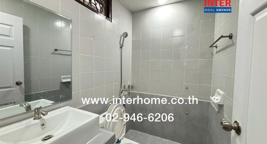 Casa adosada en venta de 3 habitaciones en Bang Khen, Bangkok