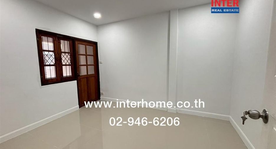 Casa adosada en venta de 3 habitaciones en Bang Khen, Bangkok