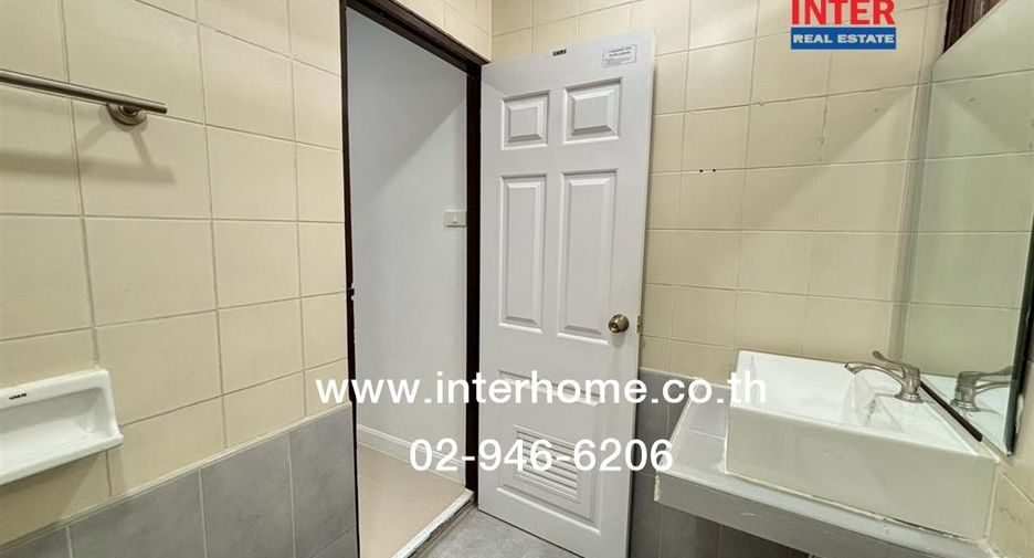 Casa adosada en venta de 3 habitaciones en Bang Khen, Bangkok