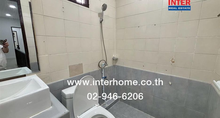 Casa adosada en venta de 3 habitaciones en Bang Khen, Bangkok