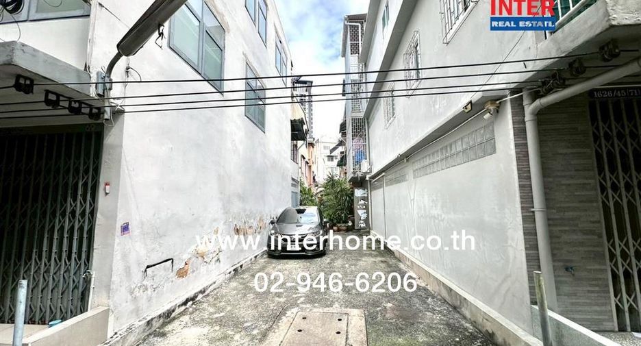 For sale 3 bedrooms townhouse in Sathon, Bangkok