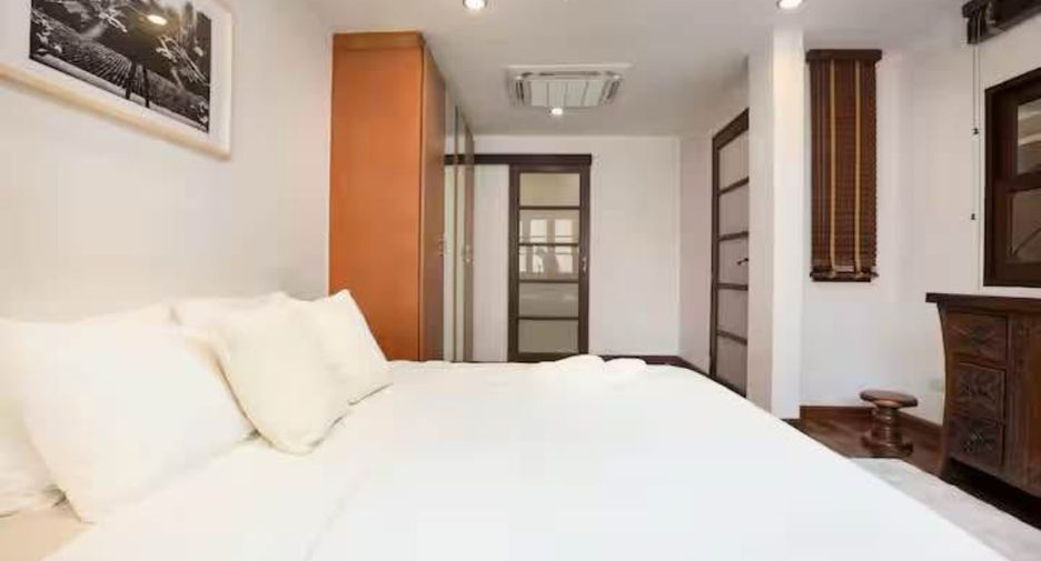 Casa adosada en alquiler y en venta de 4 habitaciones en Watthana, Bangkok