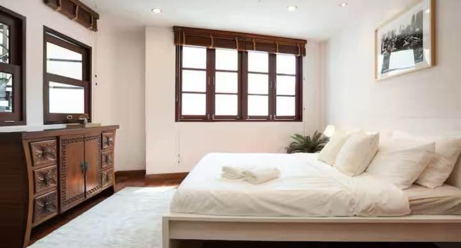 Casa adosada en alquiler y en venta de 4 habitaciones en Watthana, Bangkok
