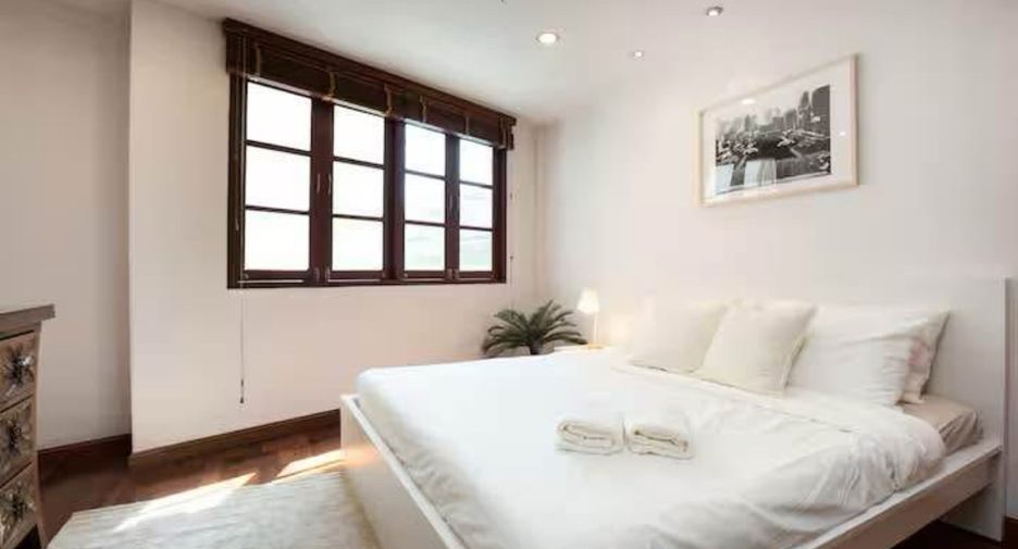 Casa adosada en alquiler y en venta de 4 habitaciones en Watthana, Bangkok