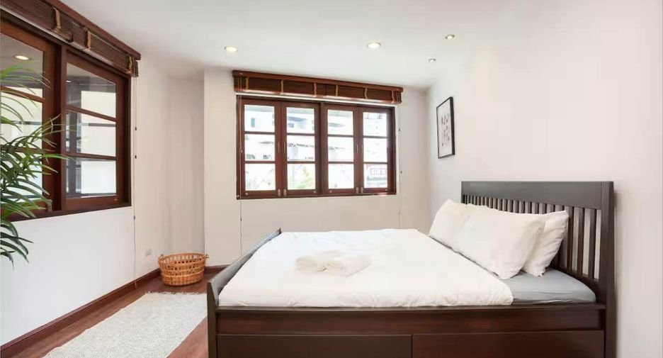 Casa adosada en alquiler y en venta de 4 habitaciones en Watthana, Bangkok