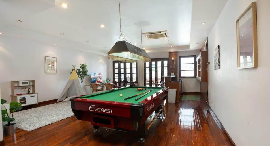 Casa adosada en alquiler y en venta de 4 habitaciones en Watthana, Bangkok
