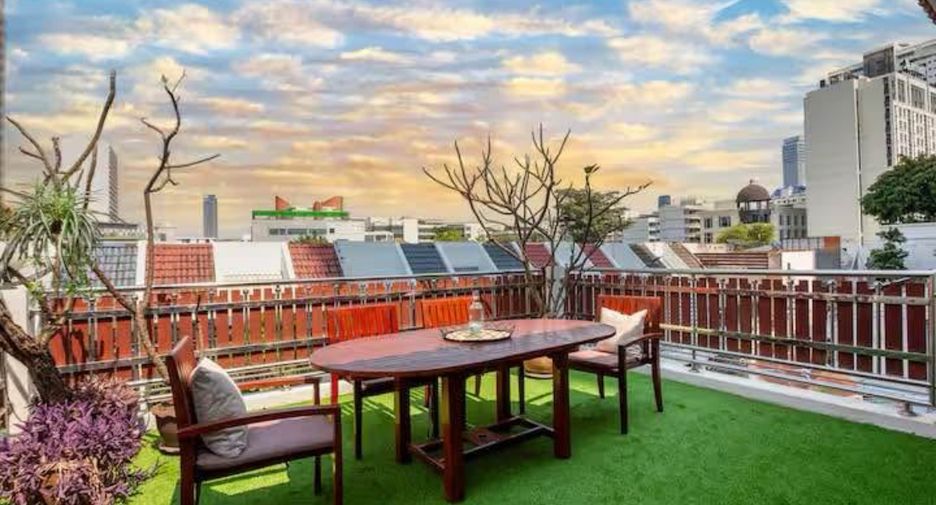 Casa adosada en alquiler y en venta de 4 habitaciones en Watthana, Bangkok