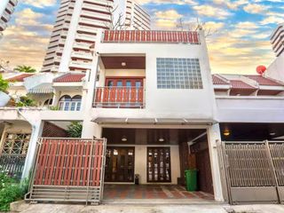 Reihenhaus zur Miete und zum Kauf mit 4 Zimmer in Watthana, Bangkok