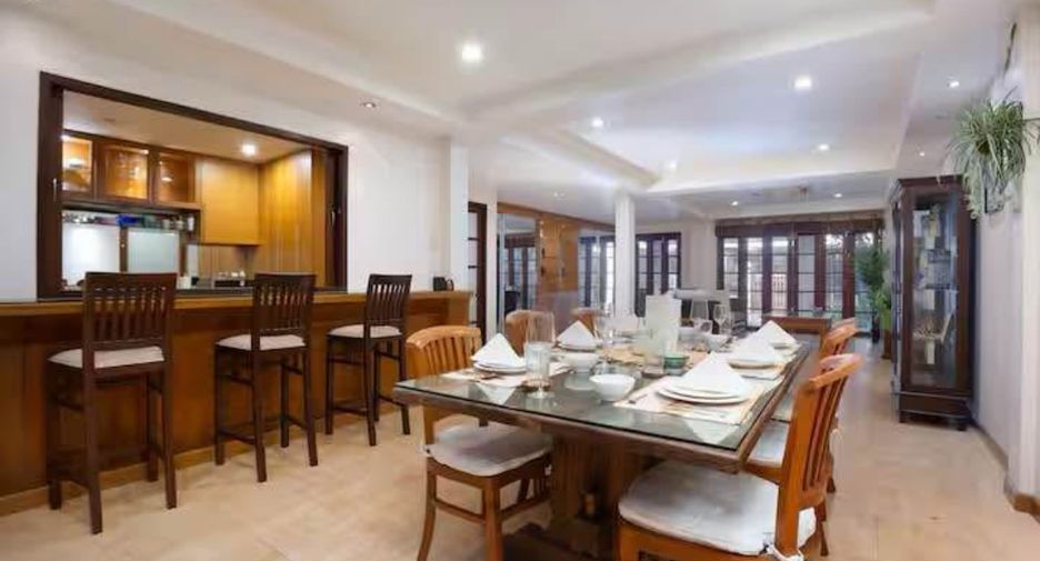 Casa adosada en alquiler y en venta de 4 habitaciones en Watthana, Bangkok