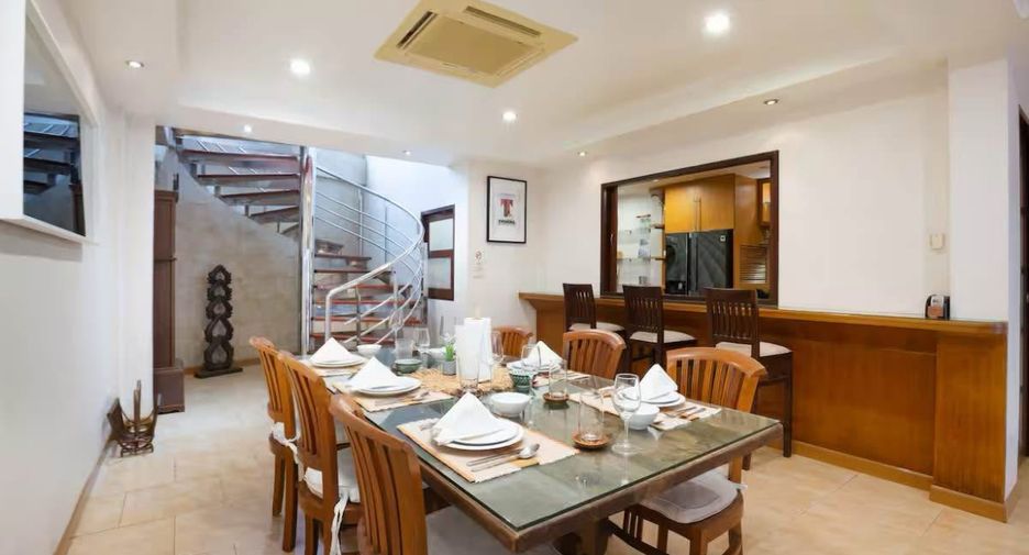 Casa adosada en alquiler y en venta de 4 habitaciones en Watthana, Bangkok