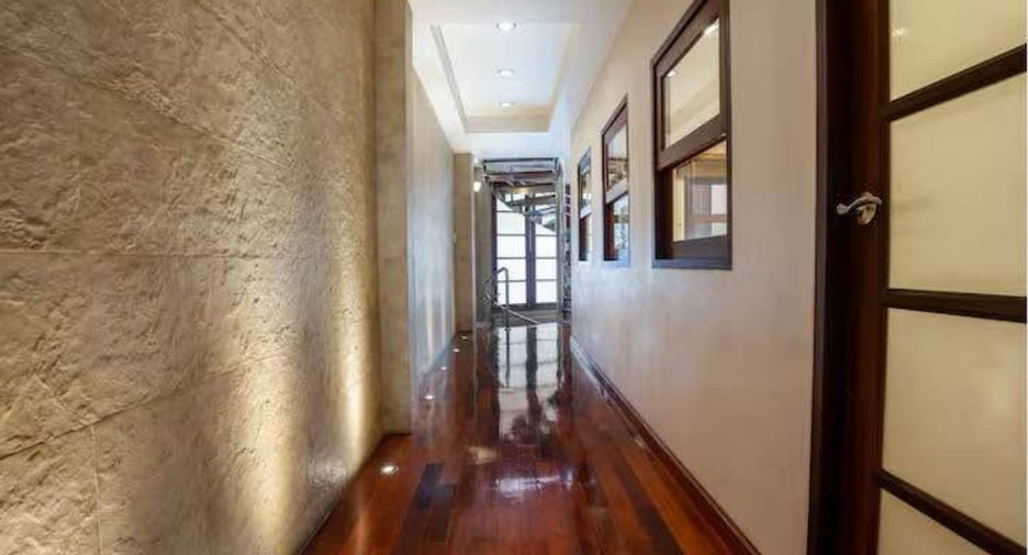 Casa adosada en alquiler y en venta de 4 habitaciones en Watthana, Bangkok