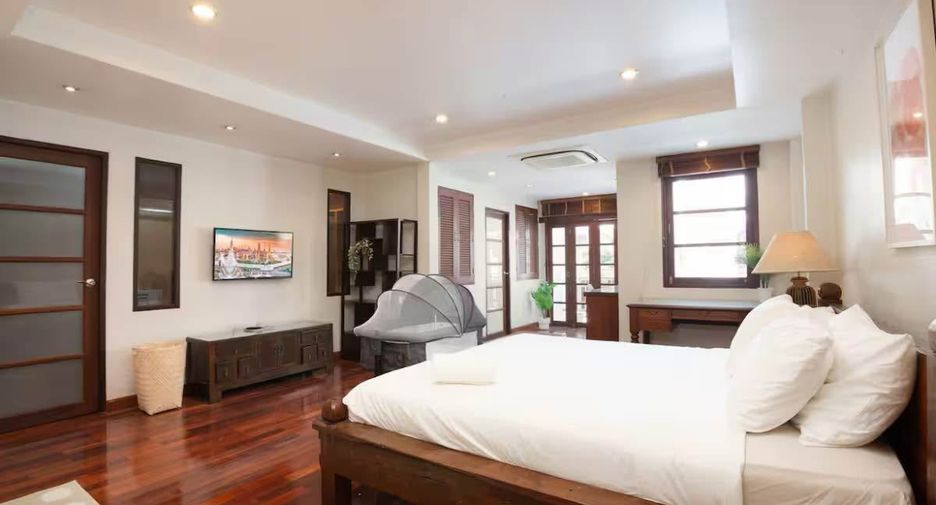 Casa adosada en alquiler y en venta de 4 habitaciones en Watthana, Bangkok