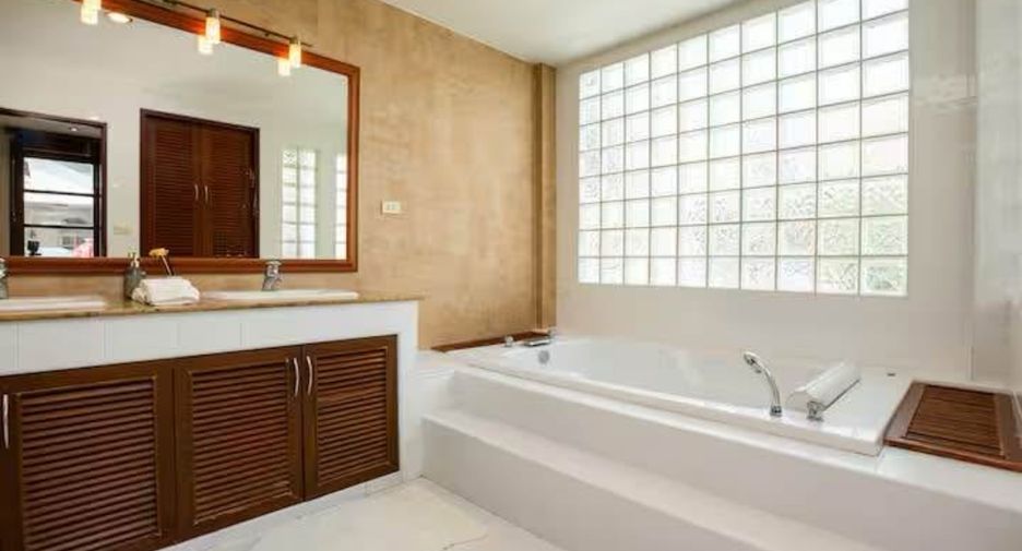 Casa adosada en alquiler y en venta de 4 habitaciones en Watthana, Bangkok