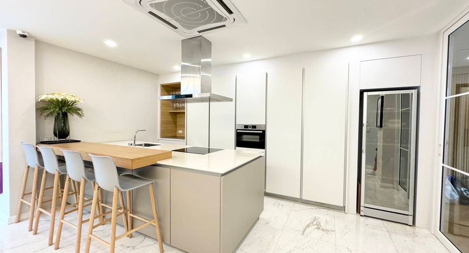 For sale 5 bedrooms house in Watthana, Bangkok