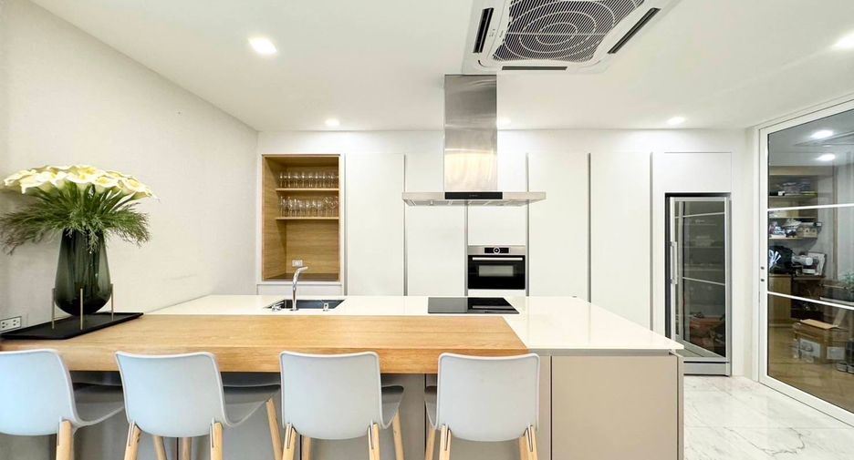 For sale 5 bedrooms house in Watthana, Bangkok