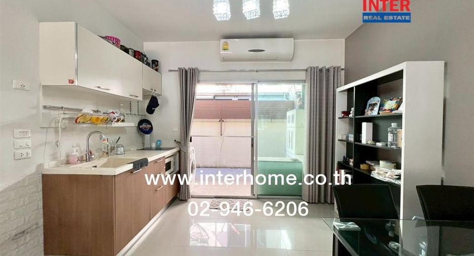 À vendre 3 chambres maison de ville à Khan Na Yao, Bangkok