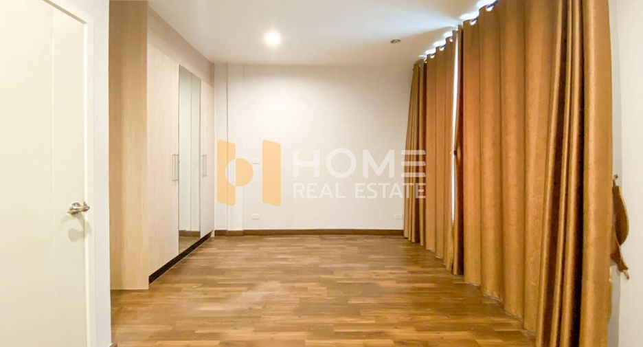 Casa adosada en venta de 3 habitaciones en Bang Khae, Bangkok