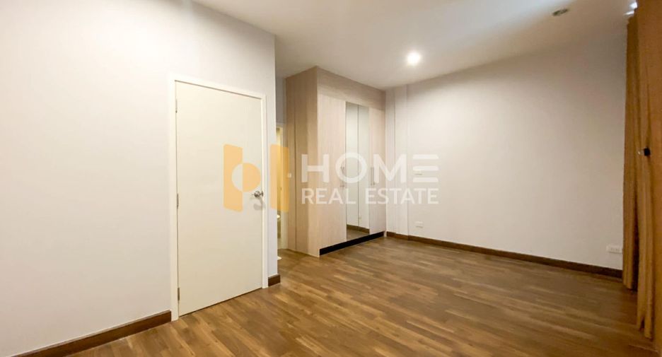Casa adosada en venta de 3 habitaciones en Bang Khae, Bangkok