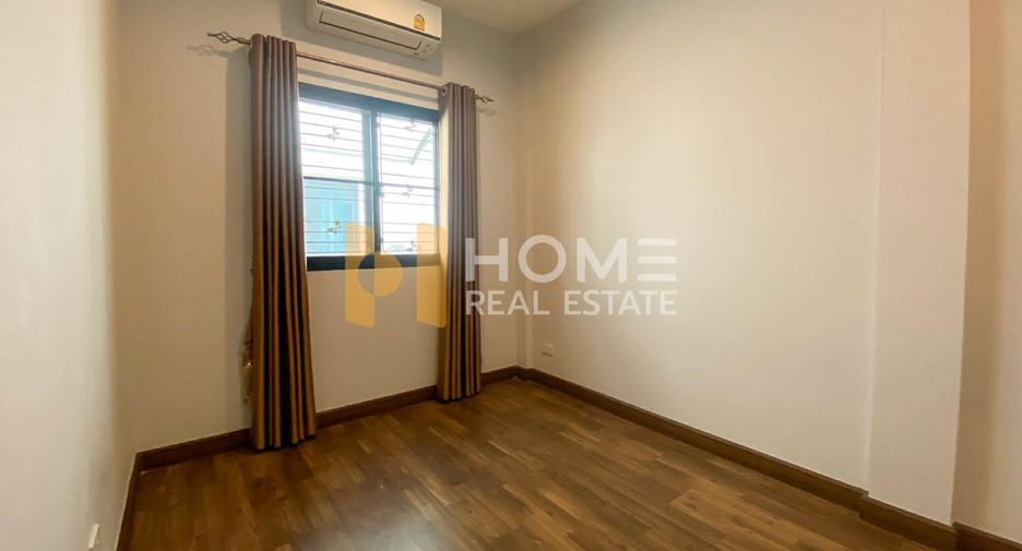 Casa adosada en venta de 3 habitaciones en Bang Khae, Bangkok