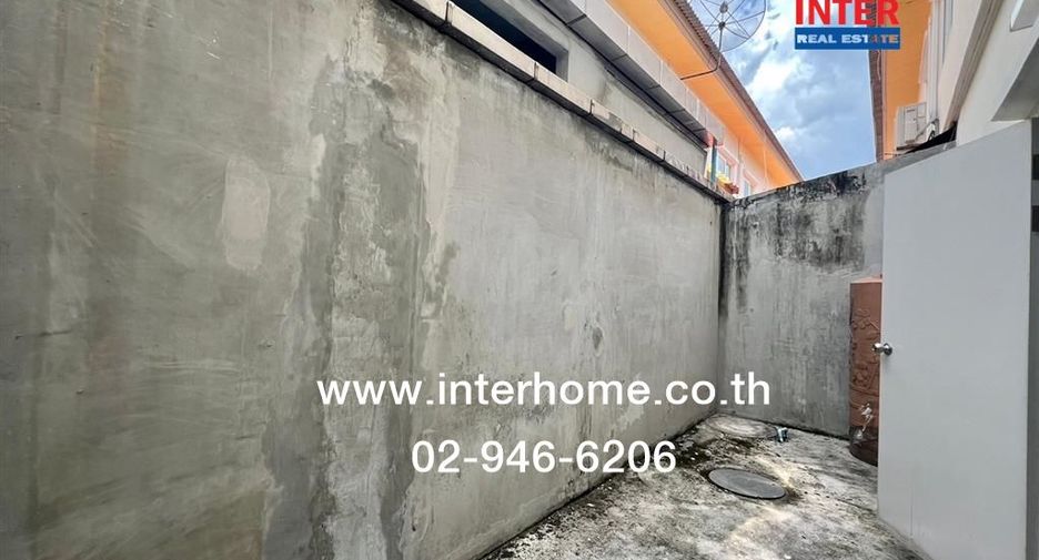For sale 4 bedrooms townhouse in Mueang Samut Sakhon, Samut Sakhon
