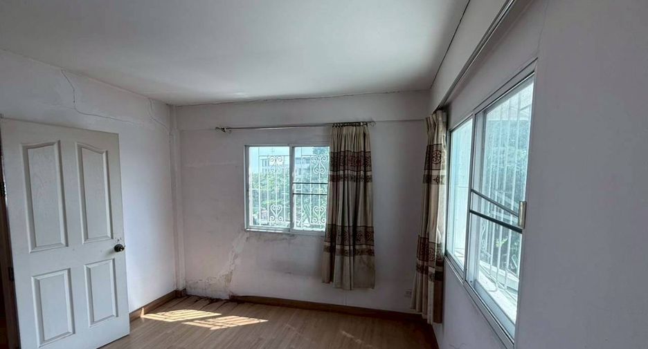 For sale 3 bedrooms townhouse in Khan Na Yao, Bangkok