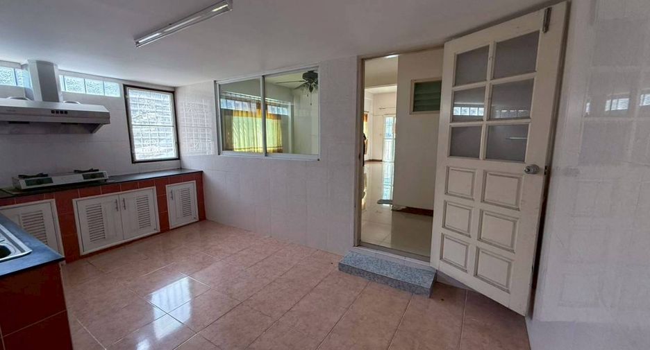 For sale 3 bedrooms townhouse in Khan Na Yao, Bangkok
