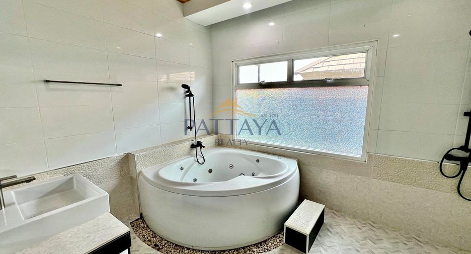 For rent and for sale 4 bedrooms villa in Bang Lamung, Chonburi
