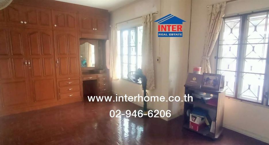 Casa adosada en venta de 3 habitaciones en Phra Pradaeng, Samut Prakan