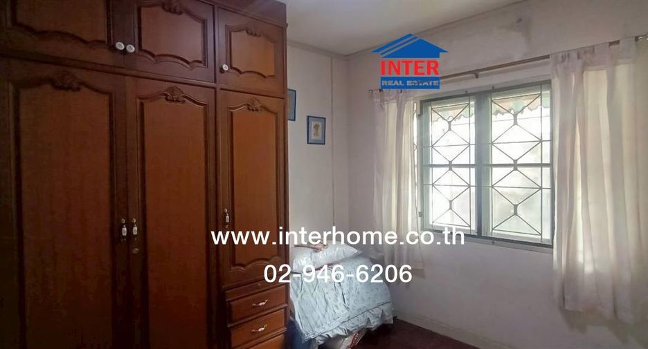 Casa adosada en venta de 3 habitaciones en Phra Pradaeng, Samut Prakan