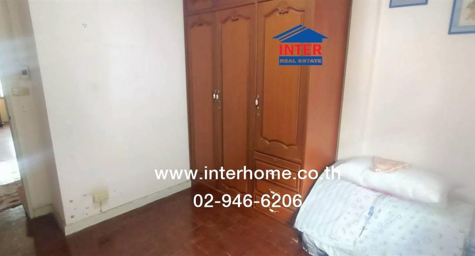 Casa adosada en venta de 3 habitaciones en Phra Pradaeng, Samut Prakan