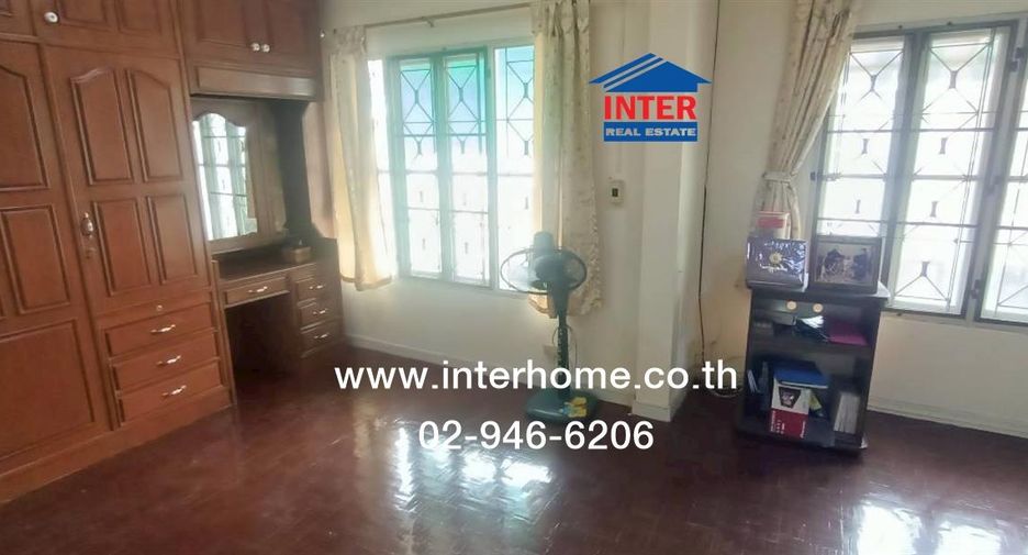 Casa adosada en venta de 3 habitaciones en Phra Pradaeng, Samut Prakan