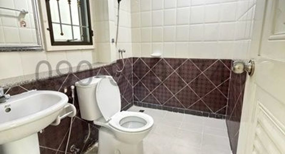 For rent 4 bedrooms townhouse in Bueng Kum, Bangkok