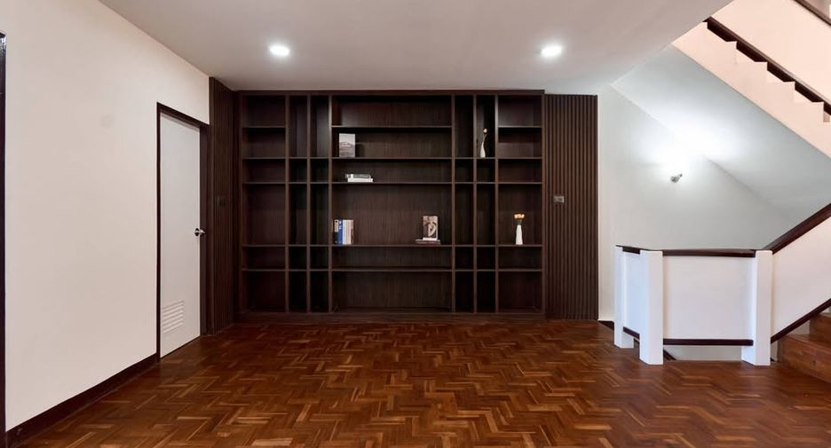 For rent 4 bedrooms townhouse in Mueang Chiang Mai, Chiang Mai