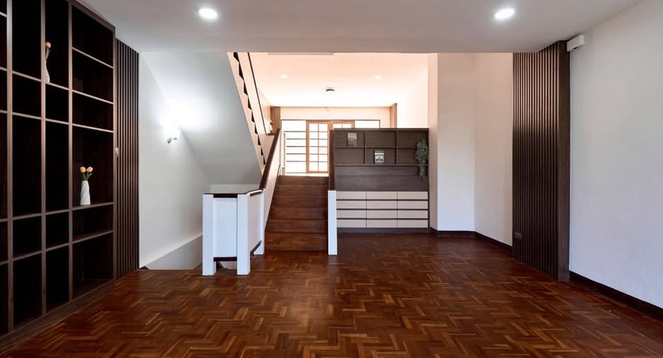 For rent 4 bedrooms townhouse in Mueang Chiang Mai, Chiang Mai