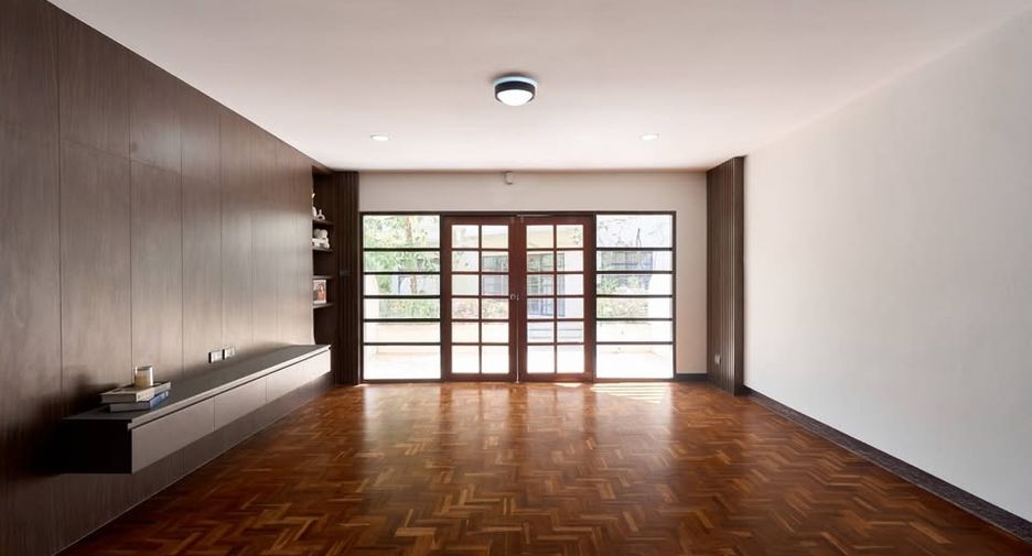 For rent 4 bedrooms townhouse in Mueang Chiang Mai, Chiang Mai