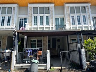 Casa adosada en venta de 3 habitaciones en Bang Khen, Bangkok