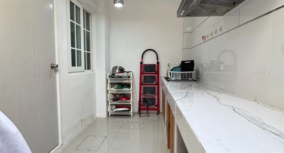 For sale 3 bedrooms townhouse in Bang Khen, Bangkok