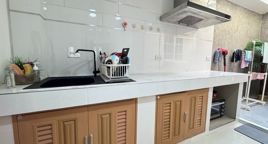 For sale 3 bedrooms townhouse in Bang Khen, Bangkok