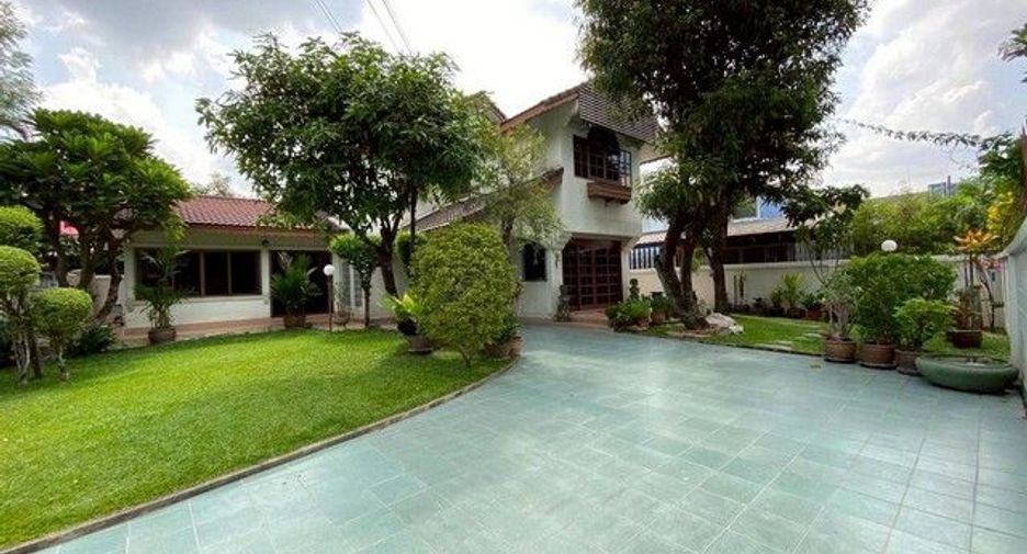 Haus zur Miete mit 4 Zimmer in Bang Sue, Bangkok