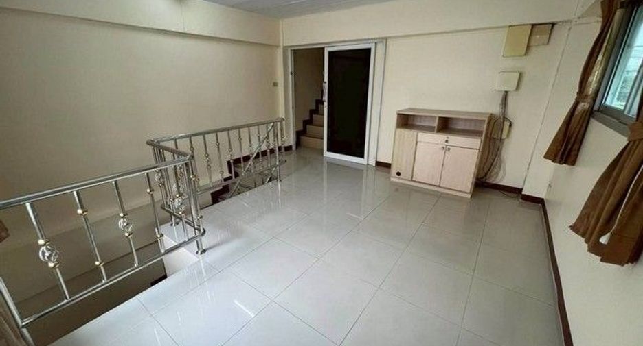 For rent 3 bedrooms townhouse in Wang Thonglang, Bangkok