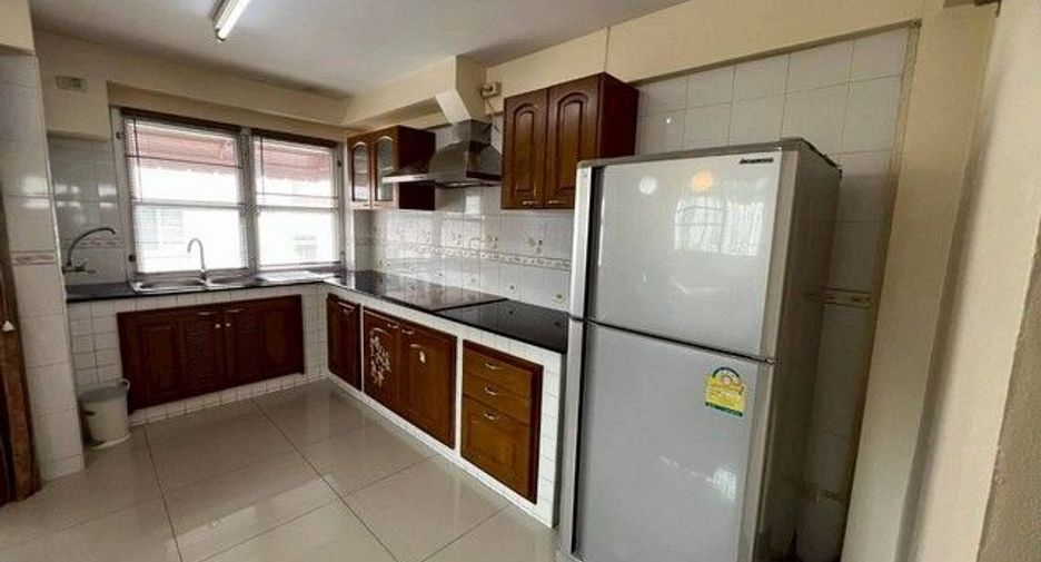 For rent 3 bedrooms townhouse in Wang Thonglang, Bangkok