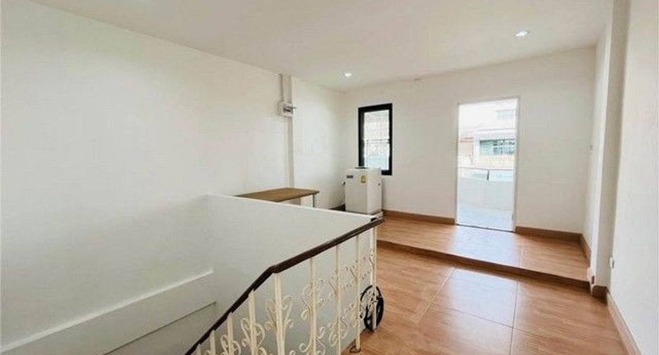 For rent 3 bedrooms townhouse in Chatuchak, Bangkok