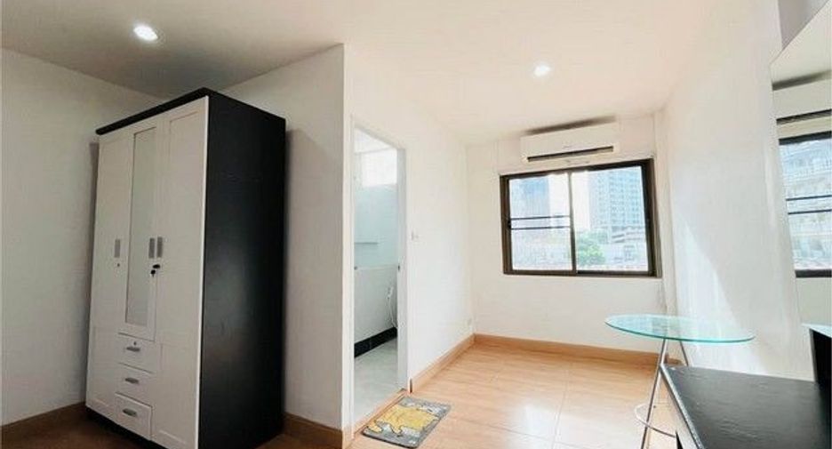 For rent 3 bedrooms townhouse in Chatuchak, Bangkok