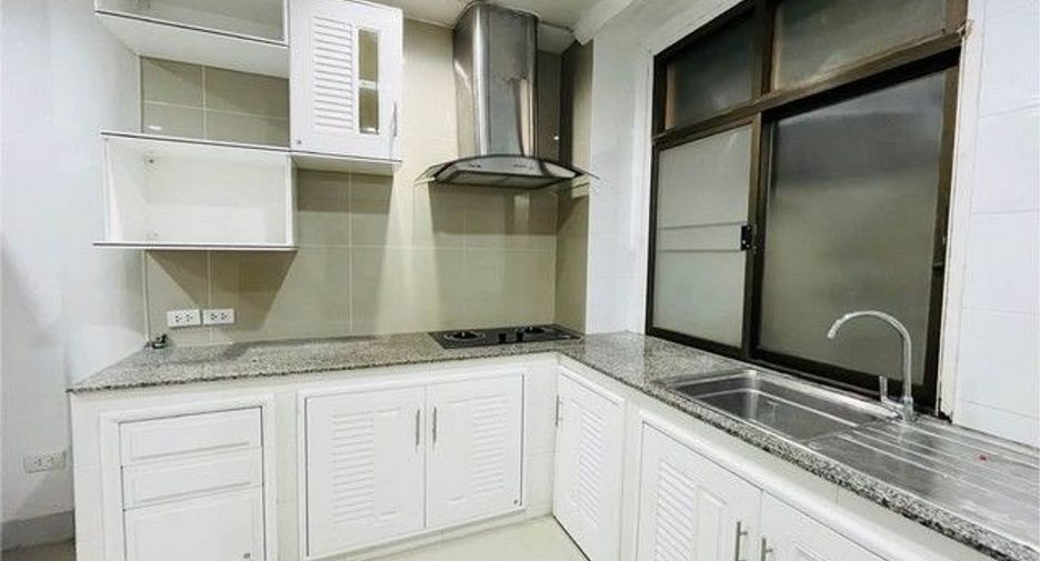 For rent 3 bedrooms townhouse in Chatuchak, Bangkok