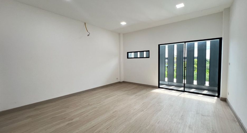 For sale 3 bedrooms warehouse in Lam Luk Ka, Pathum Thani