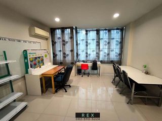 出售 2 卧室 联排别墅 在 Huai Khwang, 曼谷