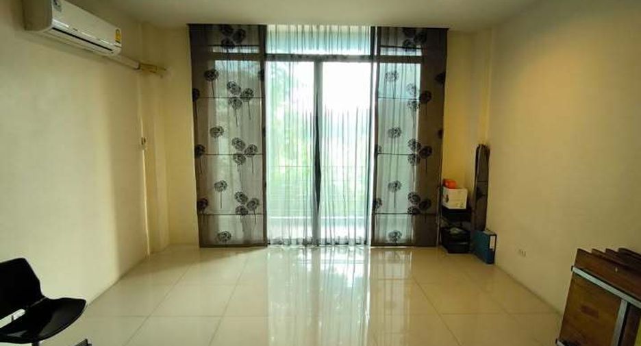 For sale 2 bedrooms townhouse in Huai Khwang, Bangkok