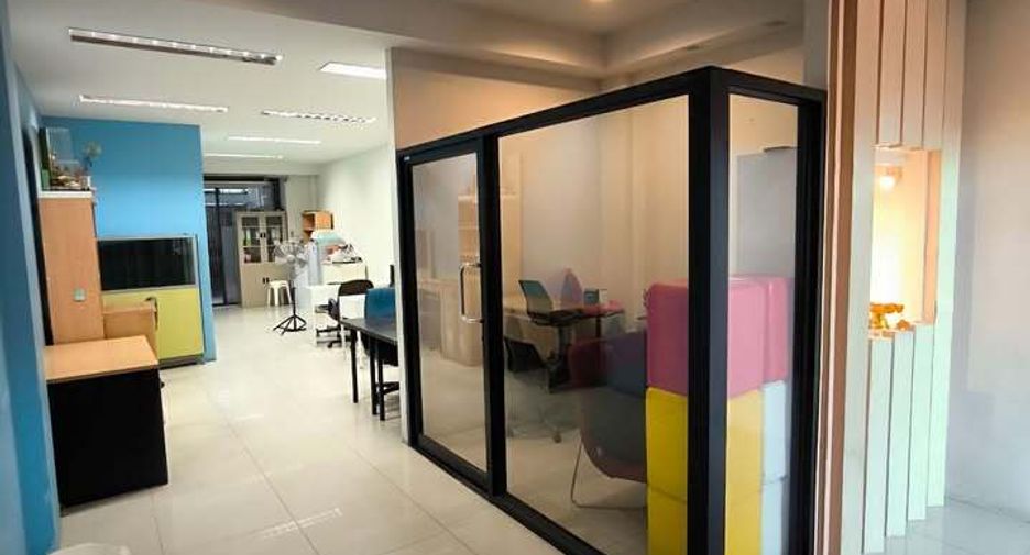 For sale 2 bedrooms townhouse in Huai Khwang, Bangkok