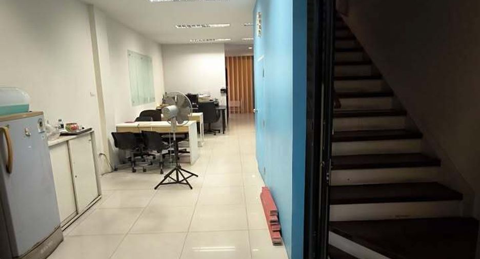 For sale 2 bedrooms townhouse in Huai Khwang, Bangkok