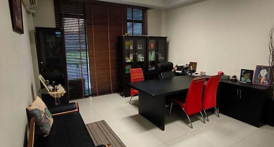 For sale 2 bedrooms townhouse in Huai Khwang, Bangkok